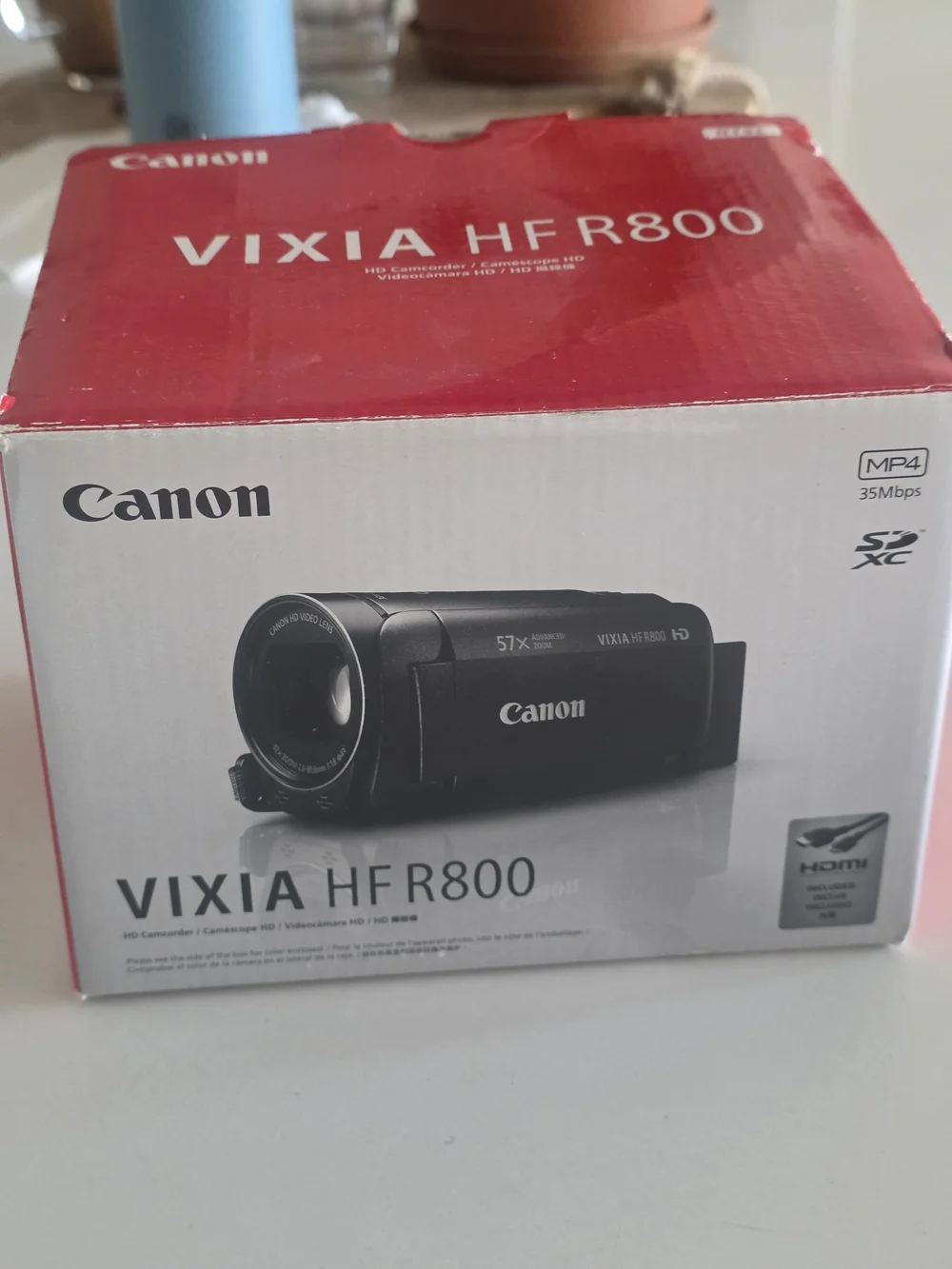 Canon VIXIA HFR800 Black and Red Retail Box